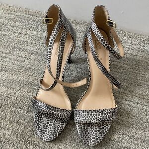 Never worn women’s Dunion Size 8 with dust bags snake skin and box.